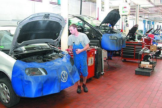 Die große Werkstatt ist stets  gut ausgelastet. Löblich: Auf jedem Auto liegen Schutzmatten. (Foto: Rosenow)