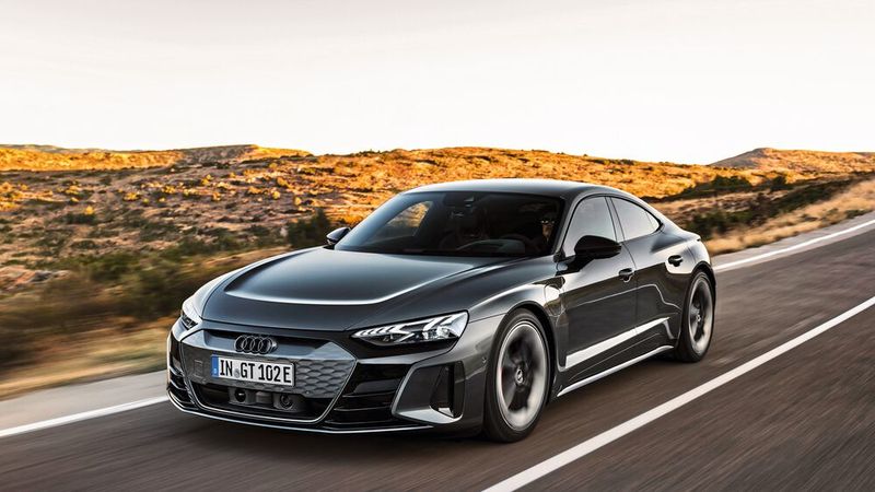 Der RS E-Tron GT ist der erste Elektrosportler der Audi-Tuner. Er verfügt über zwei Elektromotoren, die eine Dauerleistung von 142 kW (193 PS) und eine Peak-Systemleistung von 440 kW (598 PS) – im Boost-Mode von 475 kW (646 PS) – liefern. Die Höchstgeschwindigkeit beträgt 250 km/h. (Bild: Audi AG)