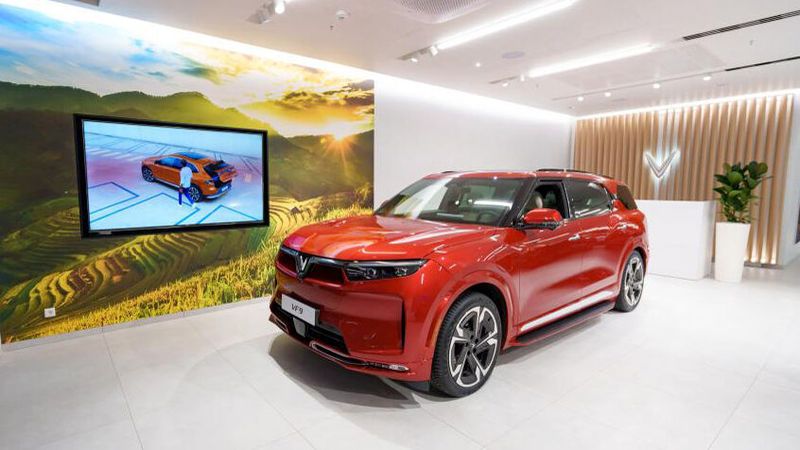 ... sowie der VF9, hier zu sehen im Vinfast-Flagship-Store in Köln. (Bild: Vinfast)