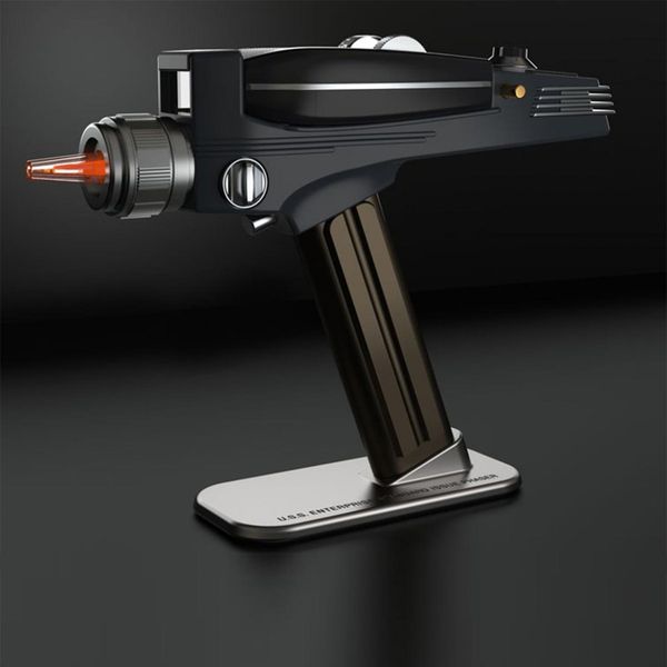Für Fans von Star Trek: Die Star-Trek-Phaser-Universal-Fernbedienung ist eine detailgetreue Replika des Original-Phaser, mit dem Captain Kirk, Mister Spock und Co. im bekannten und unbekannten Universum für Recht und Ordnung sorgten. Kostenpunkt bei www.radbag.de: 149,95 Euro. ( www.radbag.de)
