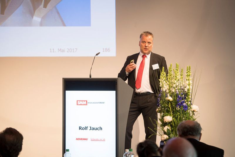 Rolf Jauch, Newemag Werkzeugmaschinen zeigte wie Additive Fertigung mit hoher Präzision und Oberflächengüte funktioniert. (Thomas Entzeroth)