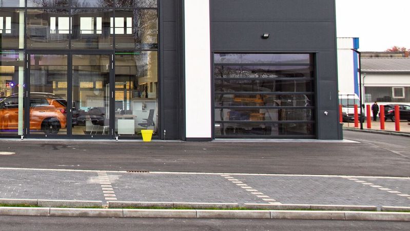 Leere Kundenparkplätze: Im Automobilhandel ging im Januar nicht allzu viel.(Bild:  Stoppanski)