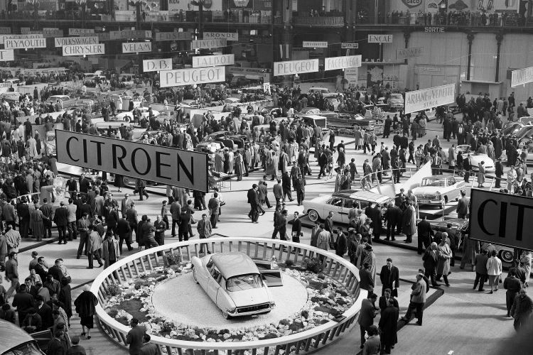 Bei seiner Vorstellung am 8. Oktober 1955 auf dem Pariser Automobilsalon erregte der neue Citroën DS das Interesse von Fachpresse und Besuchern, rief aber auch Irritation hervor. Als technisch vereinfachte und ausstattungsbereinigte Version kam im Frühjahr 1957 die ID-Modellreihe hinzu.  (Citroën)