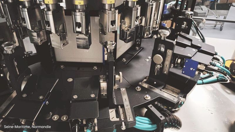 The ampoules are clamped into the carousel so that the cameras can take pictures for inspection. (Image:MVTec)