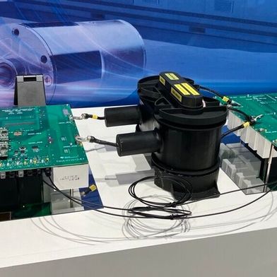Die gezeigte Solid-State-Transformer-Lösung zielt auf Mittelspannungsarchitekturen für 800-VDC-Systeme. Durch modulare Verschaltung sollen höhere Spannungsebenen und Leistungen bis in den Megawattbereich adressierbar werden; relevant etwa für Rechenzentren, Speicherlösungen und Netzinfrastruktur. (Bild: VCG)