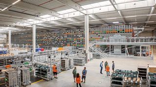 Beispiel für eine Investition in Digitalisierung: Das neue automatische Kleinteilelager von BLG in Meerane. Es ist mit den Automobilproduzenten in der Region vernetzt und stellt Waren genau dann bereit, wenn sie dort gebraucht werden. (Bild: BLG Logistics Group)
