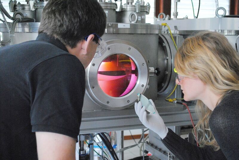 Mitarbeiter der Kieler Arbeitsgruppe Nanoelektronik entwickeln memristive Bauelemente für neuronale Schaltungen. Mit der Sputteranlage (Foto) werden ultradünne Schichten eines Werkstoffs hergestellt. (Bild: AG Nanoelektronik)