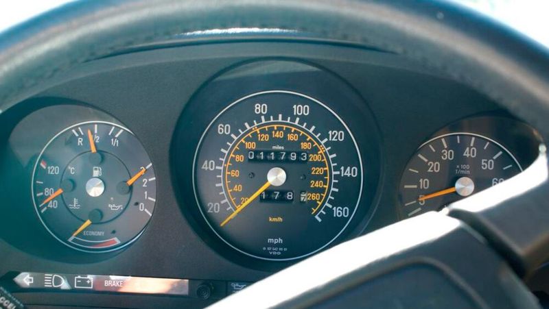 Blick auf den Tacho des Mercedes-Benz 560SL. Nur knapp 12.000 Meilen (ca. 19.312 km) stehen auf der Uhr.  (Bild: BAZ DREAM CARS)