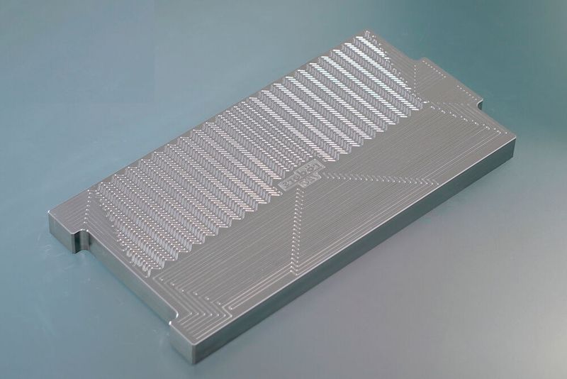 Formeinsatz für eine Brennstoffzelle: Die Abmessungen betragen 300 mm x 150 mm. (Röders GmbH)