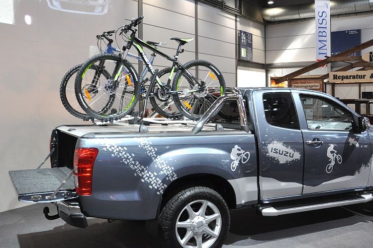 Regelmäßig vertreten war Isuzu auf der AMI in Leipzig. Dort zeigte der Importeur eine vielzahl an Varianten und Aufbauten des D-Max. Die Individualisierung ist ein wichtiges Markenzeichen des Fabrikats. (Foto: Grimm / »kfz-betrieb«)