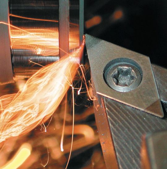 CBN-DUO-power insert for finish turning high-alloy hardened steels and grey cast iron in use CBN-DUO-power insert for finish turning high-alloy hardened steels and grey cast iron in use