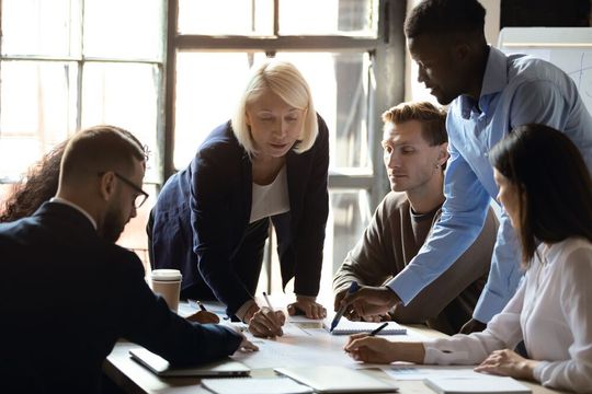 Führen ohne Weisungsbefugnis: Das Thema laterale Führung gewinnt in der heutigen Arbeitswelt zunehmend an Bedeutung. Führen ohne Weisungsbefugnis: Das Thema laterale Führung gewinnt in der heutigen Arbeitswelt zunehmend an Bedeutung.