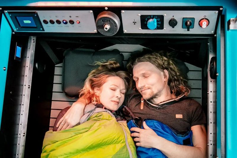 Sicher kein Kingsize-Bett, aber Platz für Zwei ist dennoch.  (Z-Triton)