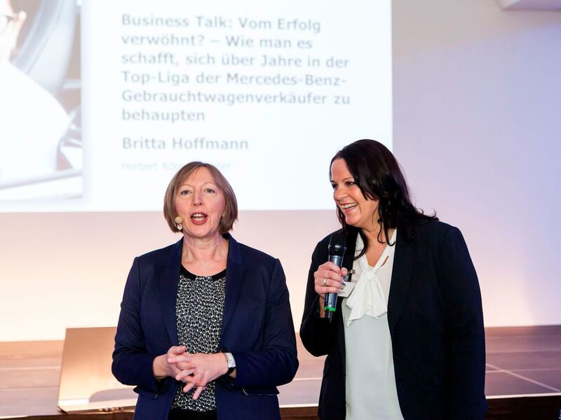 Business Talk: Silvia Lulei befragt Britta Hoffmann (re.), eine der verkaufstärksten Gebrauchtwagenverkäuferinnen Deutschlands, nach ihren Erfolgsgeheimnissen. (Stefan Bausewein)