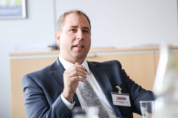 Auch Dr. Matthias Lust, Leiter der Vorentwicklung bei Preh, brachte der Runde mit seinen Ausführungen zusätzliche Impulse. (Foto: Marcel Gollin/ Vogel Business Media)