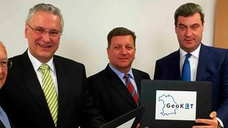 Dr. Ivo Holzinger vom Städtetag, Bayerns Innenminister Joachim Herrmann, Landkreistagspräsident Christian Bernreiter Finanzminsiter und Bayern-CIO Dr. Markus Söder präsentieren GeoKAT (v.l.n.r) (Bild: Finanzministerium Bayern)