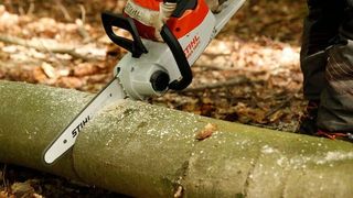 For a Stihl chainsaw to really "bite", its saw chain must be able to run cleanly and smoothly in a groove in the guide bar. To ensure this, Stihl has opted for a portal projection welding system from Nimak. (Picture: StihlStihl)