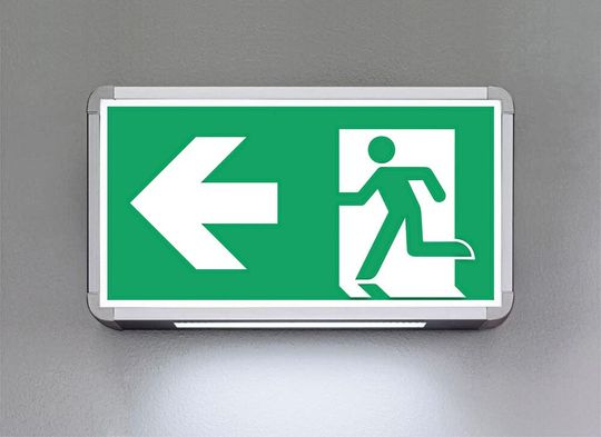 Rettungszeichenleuchten sollen Personen das gefahrlose Verlassen eines Gebäudes ermöglichen, Panik verhindern und Unfallgefahren auf dem Fluchtweg anzeigen.(Bild:  licht.de)