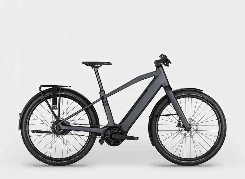 Klare Linien, markante Silhouette: Das Designkonzept für das Precede:ON 7 basiert auf maximaler Funktionalität durch die aufgeräumte Einfachheit der Form selbst. Bei der spielt Canyon mit dem Kontrast zwischen den sanften, dreidimensionalen Oberflächen rund um den Elektroantrieb und den präzise geformten und geradlinigen Ober- und Unterrohren. Durch die Verschmelzung von Oberrohr und Sitzstreben tritt ein harmonisches Gesamtbild in den Vordergrund. Noch nie war nachhaltige Fortbewegung so stilvoll.  (Bild: German Design Award/Canyon)