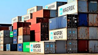 So gut bestückt sind die Containerhalden momentan nicht. Das ist aber nur ein Problem, mit dem man wegen des Ukraine-Krieges hierzulande kämpfen muss, wie eine Umfrage des ZVEI jetzt ans Licht gebracht hat. Lesen Sie mehr... (Bild: Maersk)