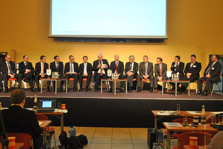 In der Podiumsdiskussion stellten sich Importeursvertreter und Vertreter des Partnerverbands den Fragen der Teilnehmer. (Foto: Scheid)