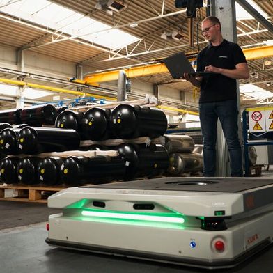 Die KMP 1500P wird im Krone-Werk in Werlte eingesetzt, um den Staplerverkehr zu minimieren.  (Bild: Kuka)