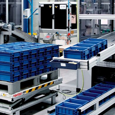 Bauteile werden bei Arnold Umformtechnik direkt automatisiert in wiederverwendbare oder recycelfähige Verpackungen gefüllt und darin versandt. (Bild: Arnold)