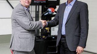 Gehen eine strategische Partnerschaft ein (v.l.): Mo TuM-Geschäftsführer Pieter Van Caesbroeck und Harrie Swinkels, Geschäftsführer bei SSI Schäfer im fränkischen Giebelstadt. (Bild: SSI Schäfer)