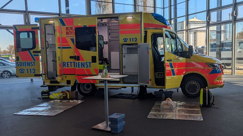 Der Arbeiter-Samariter-Bund Baden-Württemberg e.V. (ASB) zeigte seinen Rettungswagen. Er basiert auf dem Sprinter der dritten Generation und ist mit modernster Medizintechnik ausgestattet. (Bild: Simon – VCG)