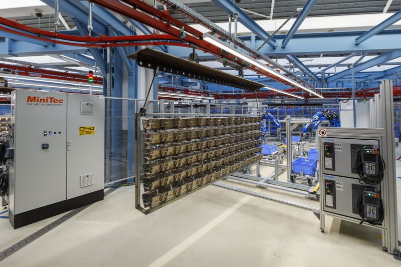 Nach der Reinigung fahren die Gestelle automatisch zum richtigen Entnahmeplatz. (Bild: Yaskawa Europe GmbH)