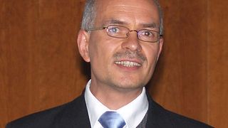 Michael Loerzer, Geschäftsführer beim Beratungsunternehmen Globalnorm GmbH in Berlin: „Immer mehr Ingenieure müssen sich derzeit im Dickicht der Maschinenrichtlinie mit Rechtsfragen befassen.“ Bild: Beuth (Archiv: Vogel Business Media)