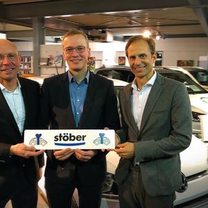 Wollen gemeinsam die Gruppe voranbringen: (v. li.) Torsten und Jörn Stöber arbeiten als Standort-Geschäftsführer weiter in der Autohausgruppe von Florian Glinicke.(Bild:  Stöber)