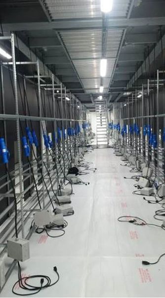 Abbildung 1: Auf einer leichten, selbststehenden Metallstruktur werden Kunststoff- und Acrylglasplatten befestigt. (Rentaload)