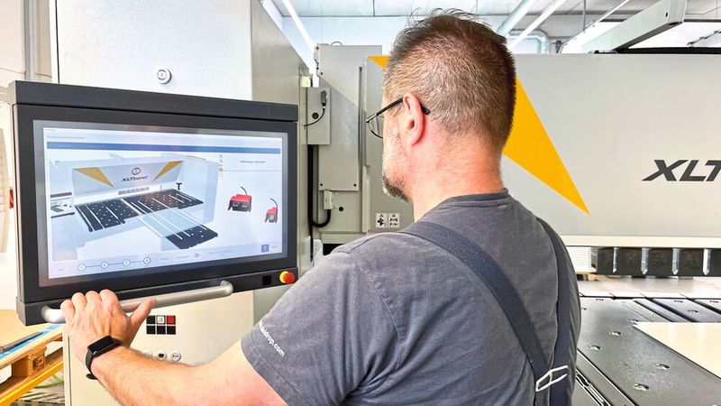 Maschinenbediener Matthias Hirt kann die flächigen Biegeteile auf der Up-Down-Schwenkbiegemaschine alleine abarbeiten.  (Bild: RAS)