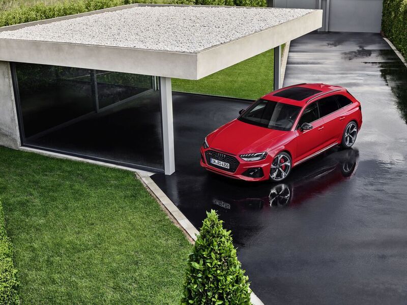 Das Fahrzeug soll mit einer neuen Frontpartie und dem neuen Bediensystem „MMI Touch“ überzeugen.  (Audi)