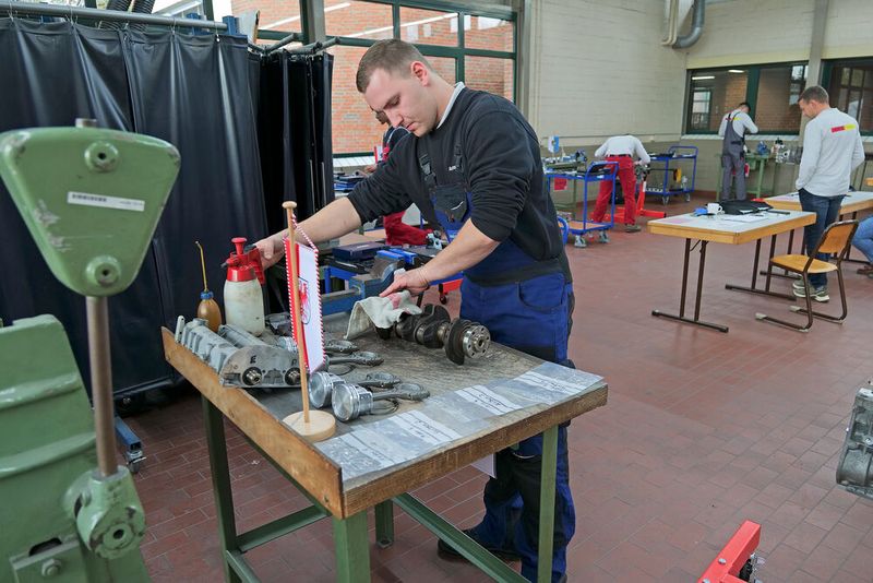 Eric Distelkam aus Brandenburg bereitet hier eine Kurbelwelle für das anschließende Vermessen vor. (Bild: Schmidt - VCG)