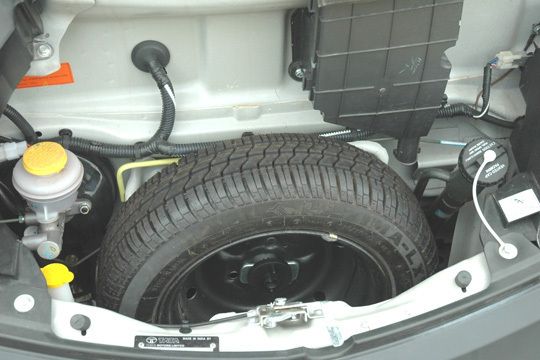 Maschine vergeblich gesucht: Unter der Fronthaube verbergen sich unter anderem der Scheibenwischerantrieb und das Reserverad. Der Motor sitzt im Heck des 630 Kilo schweren Winzlings. (Archiv: Vogel Business Media)