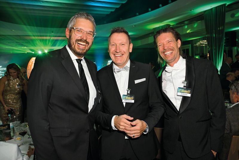 Sven Bent (l., CDS), Hartmut Husemann und Jan Neumann (HP) haben einen witzigen Abend. (Bild: Hannes Magerstädt)