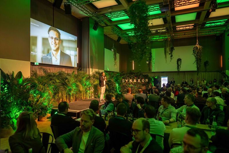Vorstand Miguel Rodriguez (SYNAXON) bei der Eröﬀnung der Abendveranstaltung mit dem Motto Dschungel (Bild: Valentin DIehl)