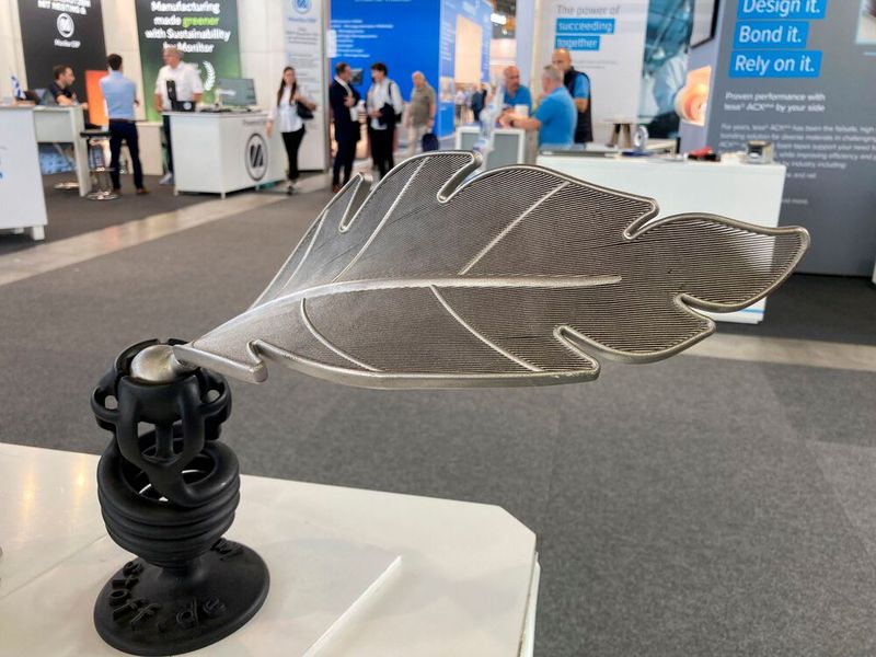 Dieses Werkstück am D3D-Additive-Manufacturing-Stand demonstriert, welch filigrane Innenstrukturen sich additiv herstellen lassen.  (Bild: dm)
