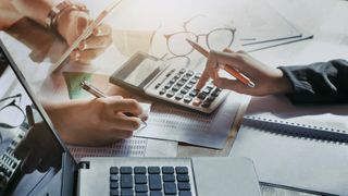 finanzplanung-lovelyday12-adobestock-188545309-4928x2773v1 (Bild: © lovelyday12/stock.adobe.com)