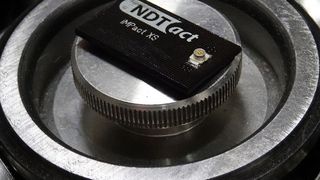 Die neuen Sensoren IMPact XS von Ind-Tact überwachen online Getriebe und Lager mittels akustischer Emissionsmessung. (Bild: indact)