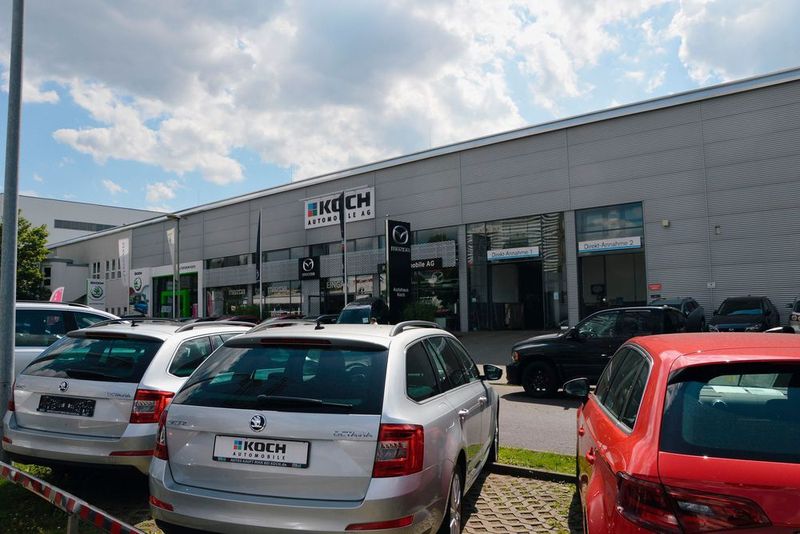 Gleichmäßig treten die Marken des Autohauses nebeneinander auf. (Achter)