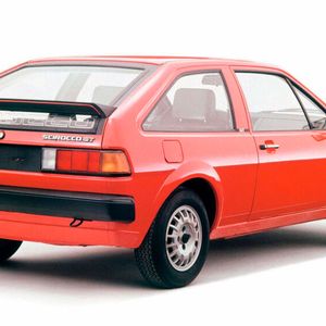 Der Scirocco der zweiten Generation wurde Anfang März 1981 auf dem Genfer Auto-Salon vorgestellt. Die VAG-Händler erhielten die Wagen ab Mitte Mai 1981. Im Juni 1981 warben fünf Anzeigenkampagnen für das neue Modell mit dem Slogan: „Der neue Scirocco. Aufregend vernünftig.“ Nachdem die Standardausführung beim Scirocco I wenig gefragt geblieben war, war als Einstiegsmodell die besser ausgestattete L-Version zu einem Preis von 13.660 DM geplant (1981 betrug der Preis des günstigsten Modells mit dem 44-kW-/60-PS-Motor 16.755 DM). Im November 1978 wurde im Lastenheft I eine Erhöhung der geplanten Absatzzahlen von 472.000 auf 515.000 Wagen über die gesamte Bauzeit festgelegt.(Bild:  Volkswagen)