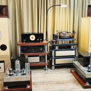 Blick in den Vorführraum wo pneumatische Luftfederelemente den Aufbau wirksam von den aus einem Nachbarbetrieb kommenden Schwingungen entkoppeln konnten.