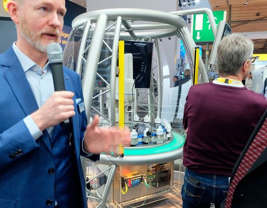 Der KI-Controller im konkreten Einsatz bei der Abfüllung von Flaschen(Bild:  Schreier)