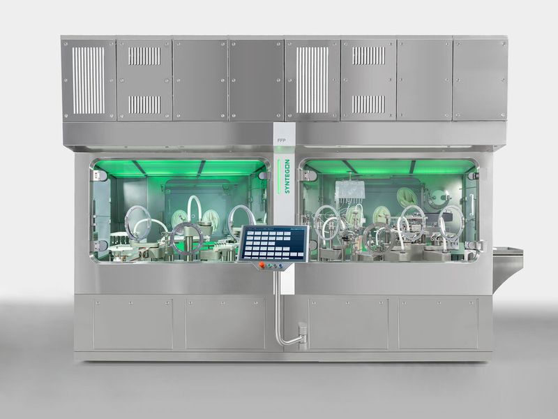 Die neue, modulare Small Batch-Lösung Versynta FFP ist eine individuell konfigurierbare Maschine mitsamt integrierbarem Isolator für die Abfüllung aseptischer und hochpotenter flüssiger Wirkstoffe. (Bild: Syntegon)