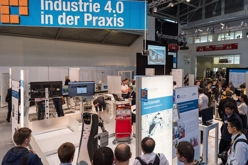 Auf der Automatica 2016 werden Industrie-4.0-Lösungen in der Praxis gezeigt. (Messe München)