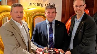 Der Aircargo Club Deutschland (ACD) ist 60! Das ermuntert zum Feiern (v.l.) Ingo Richter, Vizepräsident des ACD,  Christopher Stoller, Präsident des ACD, sowie Thorsten Hecker, Vorstand Finanzen. (Bild: ACD)