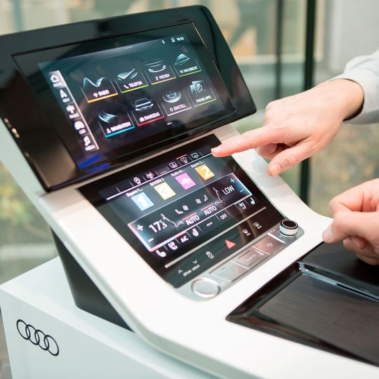 Die Digitalisierung des Autos ist in vollem Gange. Mit ihr könnte die Mediennutzung im Auto sprunghaft steigen.(Bild:  Medien-Netzwerk Bayern / Alexander von Spreti)